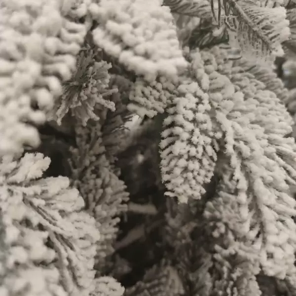 Ель искусственная заснеженная