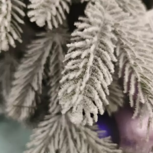 Ветка еловая искусственная заснеженная