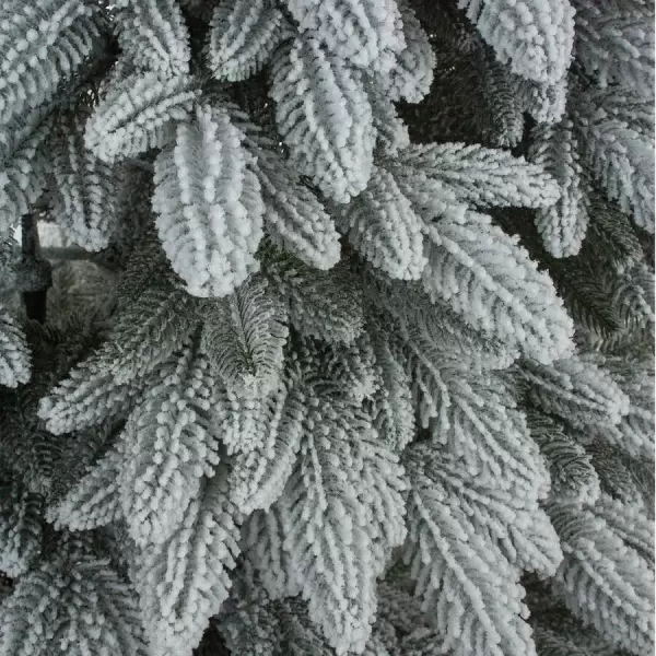 Ель искусственная в снегу с лампочками