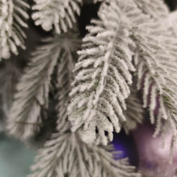 Ветка еловая искусственная заснеженная