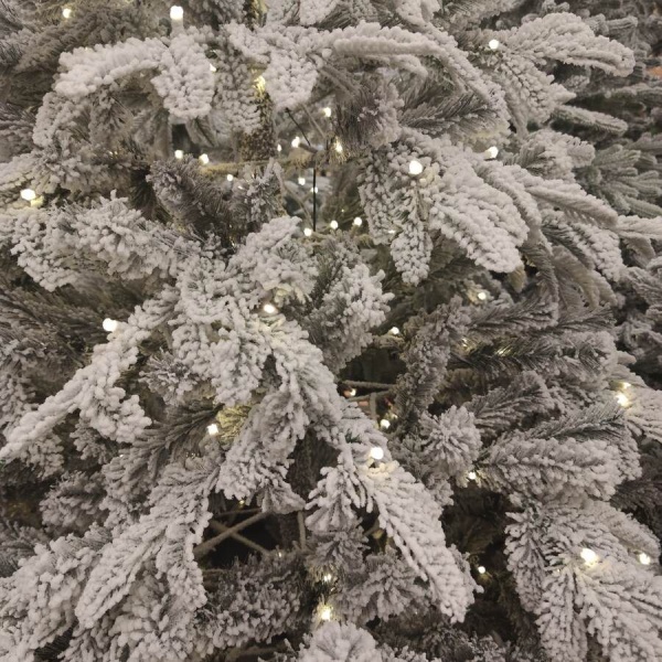 Ель искусственная заснеженная с лампочками 